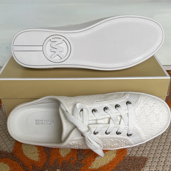 Michael Kors POPPY SLIDE SNEAKERS MK DEBOSSED WASHED DENIM
49T4POFP2D Platforms - Picture 3 of 16